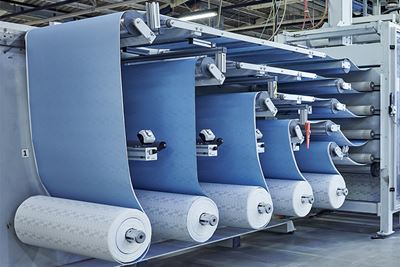 De grands rouleaux d'abrasif