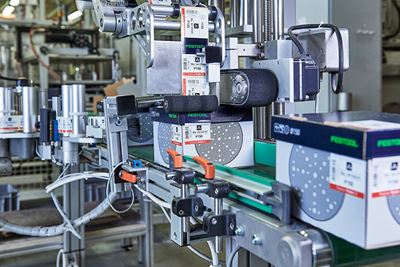 Des abrasifs sont emballés dans des cartons