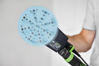 Un abrasif déplacé sur une ponceuse excentrique