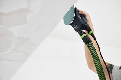 Une ponceuse Festool en action avec un plateau de ponçage