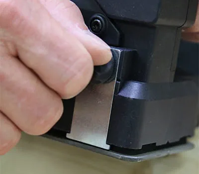 Vissage du dispositif de limitation de la profondeur de coupe