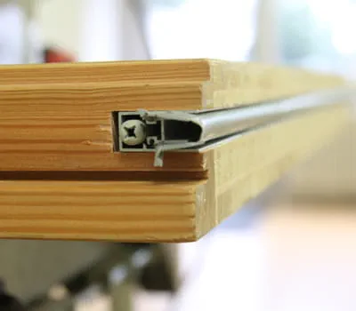  Türabdichtung in die Nut schrauben