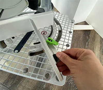 Une autre possibilité est de régler l'angle sur la scie