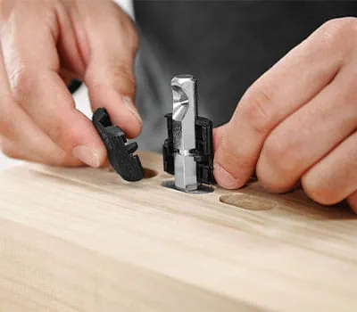 Clipser l'élément de fixation traversant