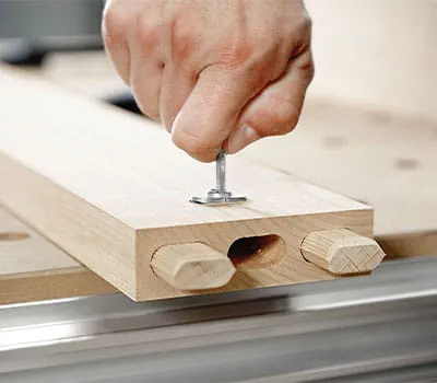 Insérer un élément transversal de verrouillage