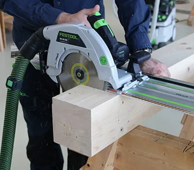 Couper les extrémités du poteau en utilisant le rail de coupe d'onglet et la HK 85