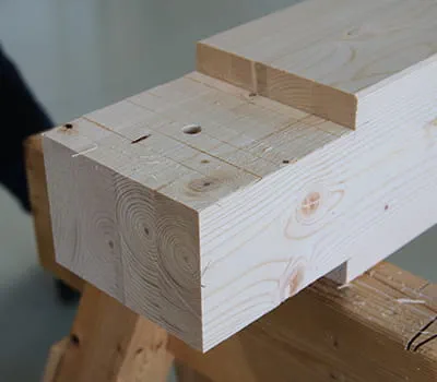 Fertig ausgearbeitetes Pfostenende