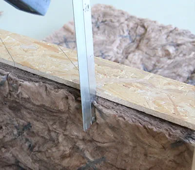 Mettre en place les gabarits et entailler l'isolation entre chevrons