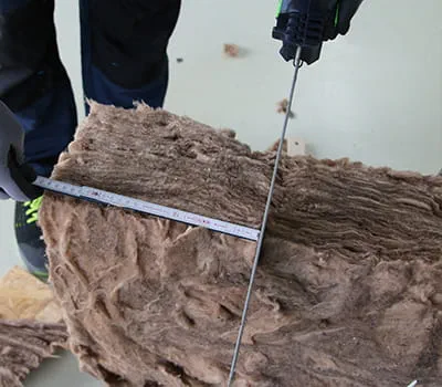 Maß anlegen und Zwischensparrendämmung schneiden