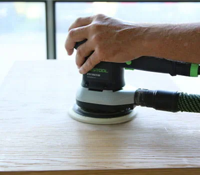 Ponçage de surface en ponçage croisé