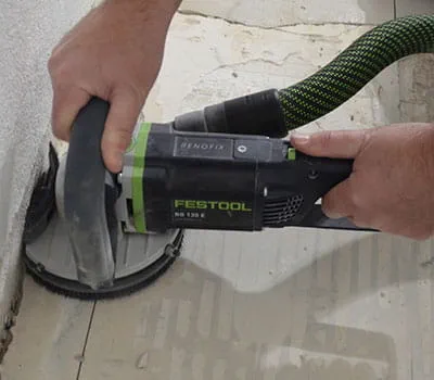 Fliesenkleber im Randbereich entfernen