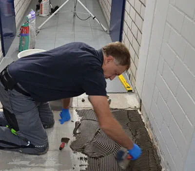 Fliesenkleber auftragen und verteilen