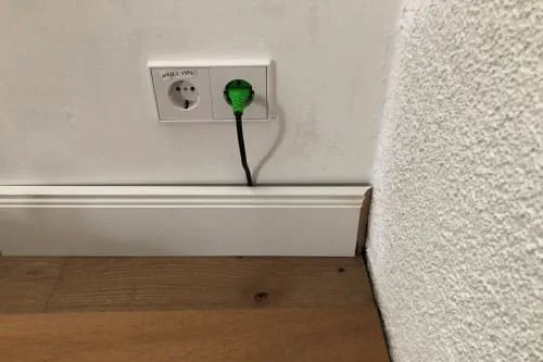 Kabel verlegen hinter Sockelleisten/Sockel ausklinken mit der KAPEX